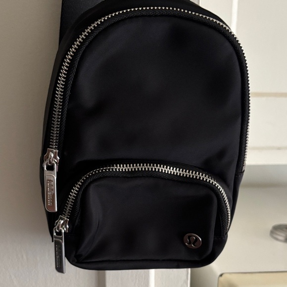Lululemon everywhere sling Black Crossbody Bag NWT - Picture 4 of 10